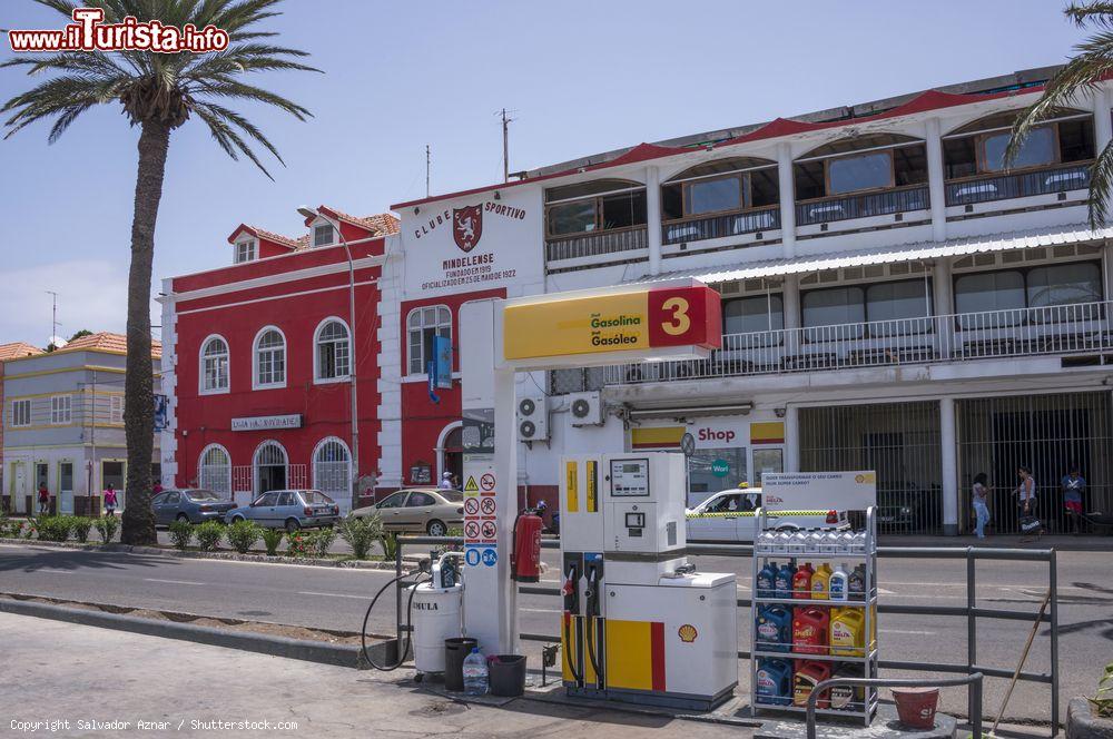 Immagine Una stazione di rifornimento sul lungomare di Mindelo, capoluogo dell'isola di Sao Vicente (Capo Verde)  - © Salvador Aznar / Shutterstock.com