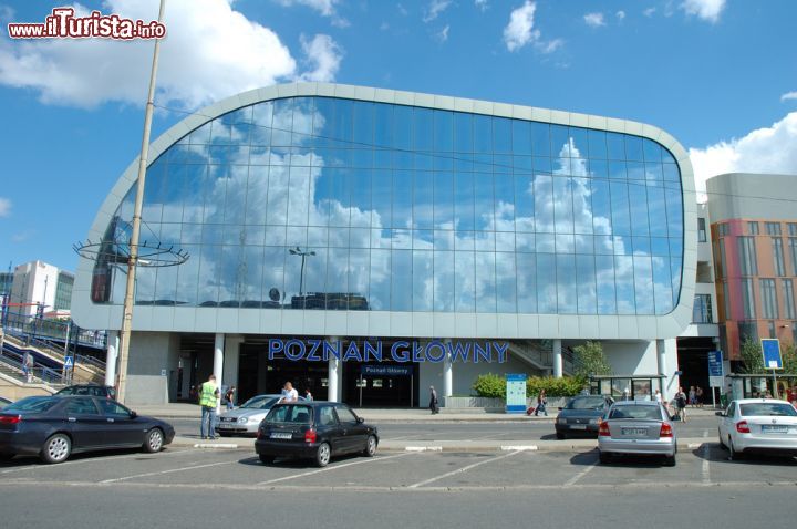 Immagine Stazione ferroviaria di Poznan, Polonia - Poznan Glowny, nel cuore della città, è la principale stazione ferroviaria di questa bella località polacca. Offre un eccellente servizio nazionale con collegamenti giornalieri per le più importanti città del paese © JanHetman / Shutterstock.com