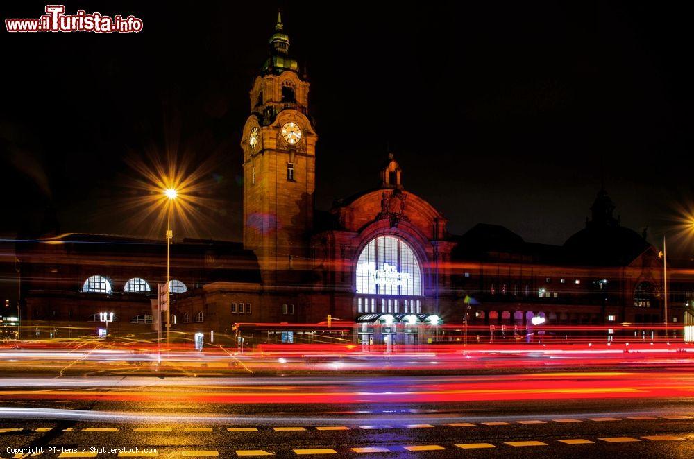 Immagine La stazione principale di Wiesbaden di notte, Germania. Con circa 40/50 mila viaggiatori al giorno è la seconda più trafficata dell'Assia - © PT-lens / Shutterstock.com