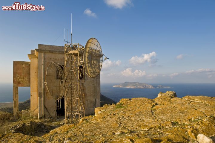 Immagine Stazione radio dismessa sull'isola di Favignana, Sicilia. L'isola di Marettimo sullo sfondo con, in primo piano, una stazione radio ormai in disuso nel territorio di Favignana - © pio3 / Shutterstock.com