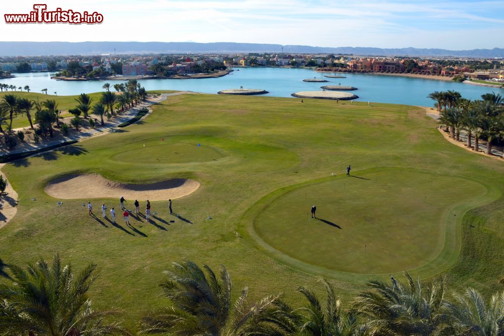 Immagine Veduta dall'alto del campo dello Steigenberger Golf Resort, una struttura a cinque stelle della località di El Gouna (Egitto).