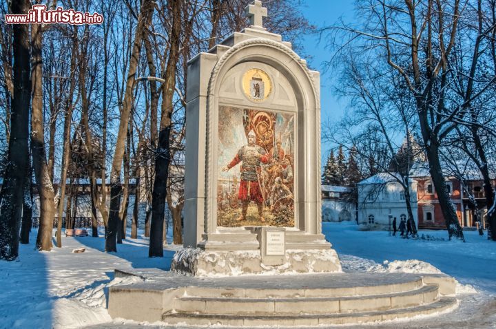 Immagine Stele del principe Pozharskyk a Yaroslavl, Russia  - Il monumento commemorativo eretto in onore del giuramento di Pozharskyk sorge nei pressi del Monastero Spassky di Yaroslavl © ANASTASIYA GALKINA / Shutterstock.com