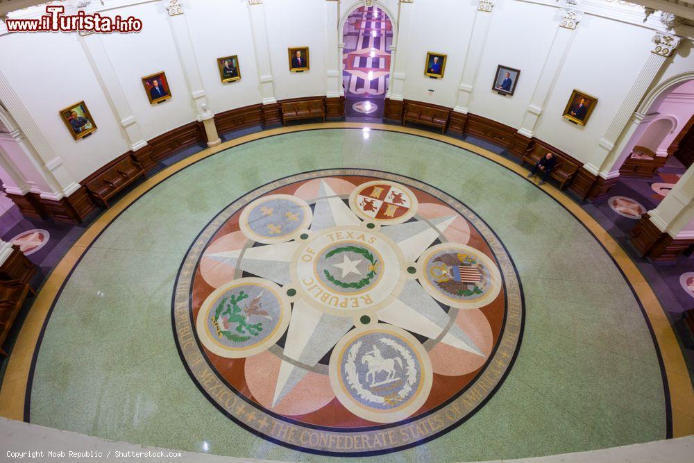 Immagine Stemmi sul pavimento del Campidoglio di Austin, Texas (USA): siamo nella sala con i ritratti dei governatori - © Moab Republic / Shutterstock.com