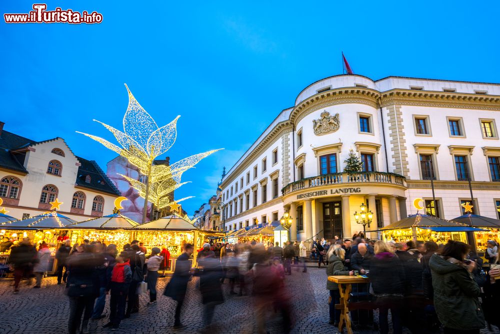 Immagine Sternschnuppenmarkt, il suggestivo mercato di Natale a Wiesbaden, Germania, fotografato di sera.