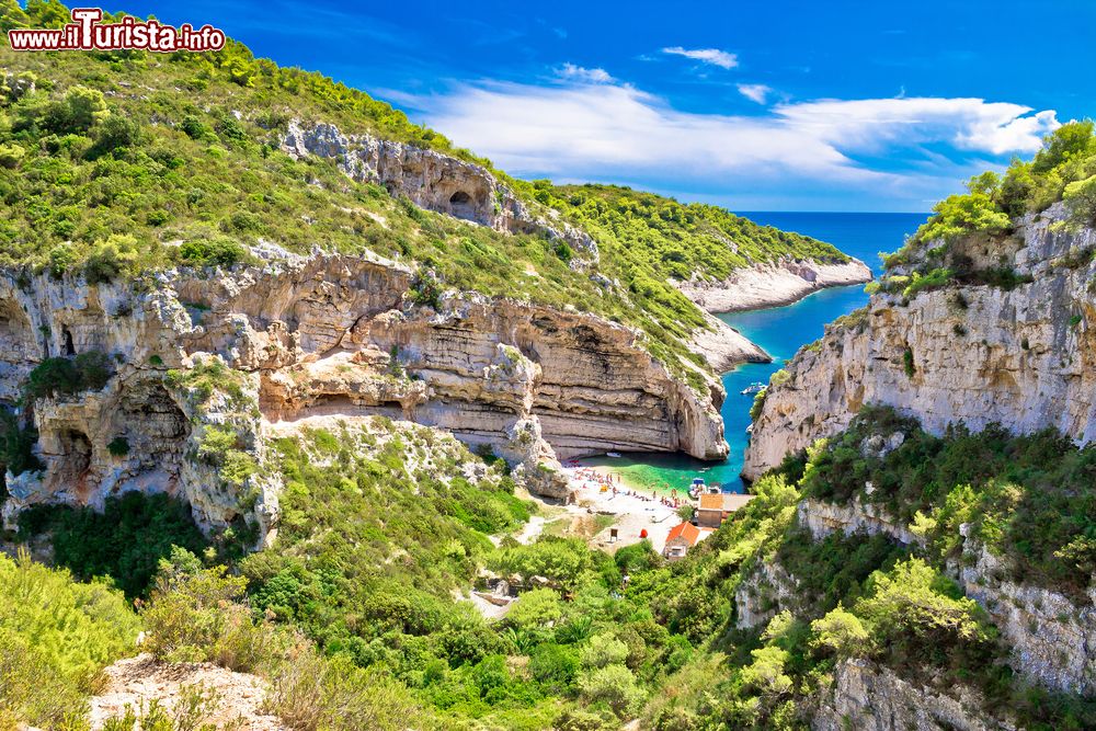 Immagine Stiniva Bay, isola di Vis, Croazia: panorama dall'alto di questa splendida e profonda insenatura blu di una bellezza quasi esplosiva.