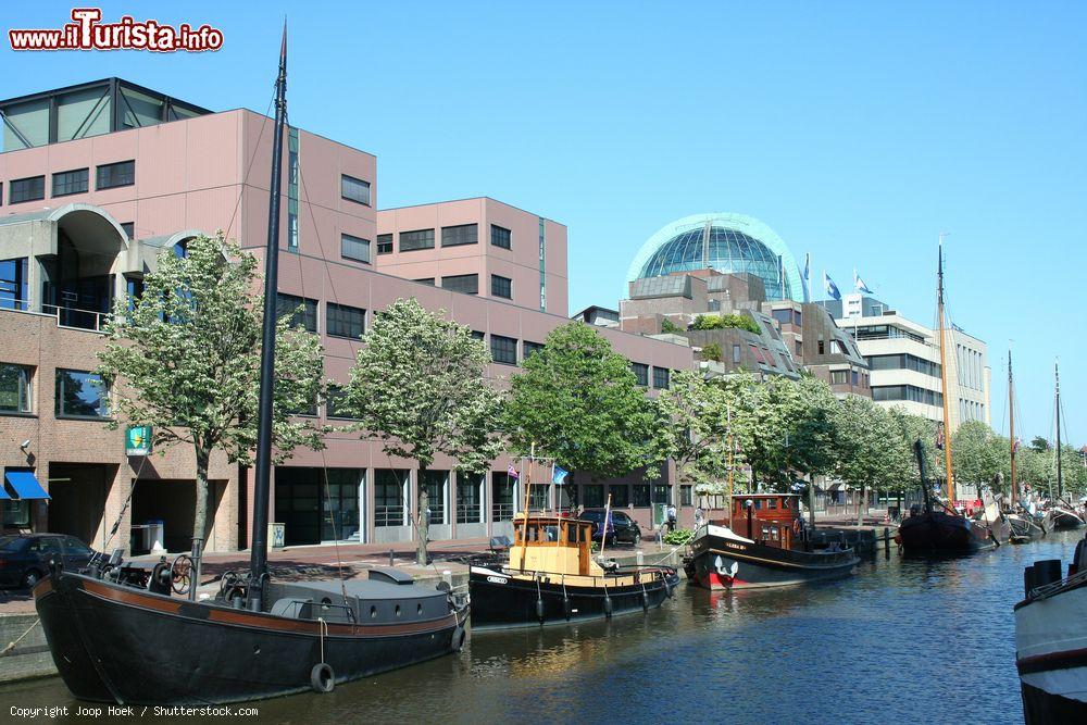 Immagine Storici mercantili ormeggiati nel Nieuwe Kanaal a Emmakade, Leeuwarden, Paesi Bassi - © Joop Hoek / Shutterstock.com