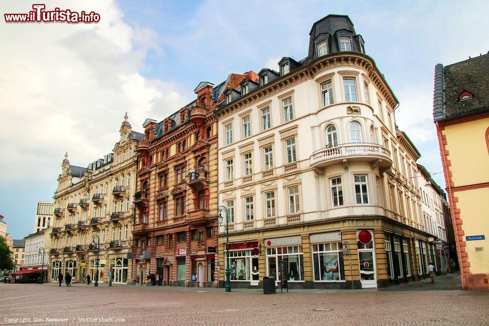 Immagine Uno storico edificio in Schlossplatz square a Wiesbaden, Germania. Siamo nella piazza principale della città dove si affacciano alcuni dei monumenti più importanti di Wiesbaden - © Don Mammoser / Shutterstock.com