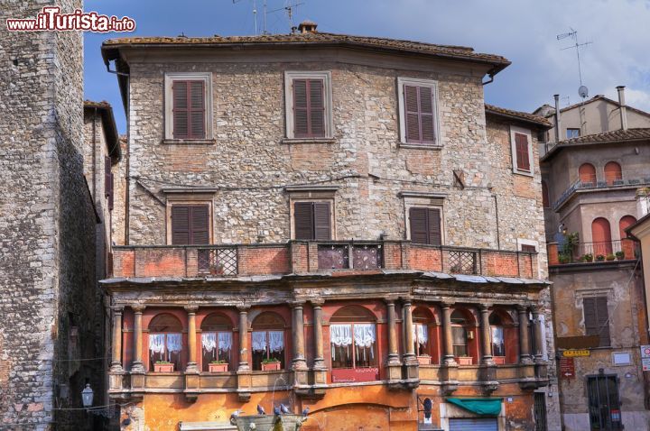Immagine Uno storico palazzo nel centro di Narni in Umbria - © Mi.Ti. / Shutterstock.com