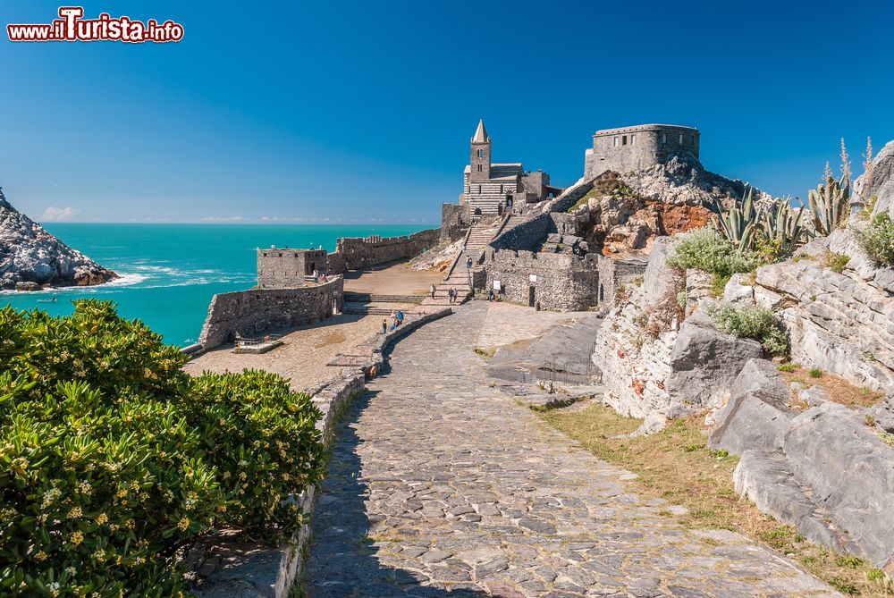 Immagine La strada acciottolata che conduce alla chiesa di San Pietro, Porto Venere, Liguria. Il nucleo originale di questo edificio religioso a picco sul mare risale al XII° secolo.