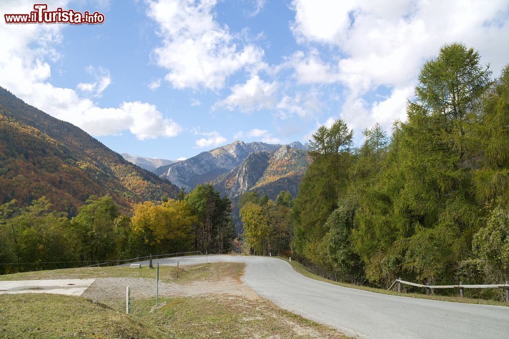 Immagine Una strada asfaltata nelle Alpi Marittime nei pressi di Ormea, Piemonte, Italia.