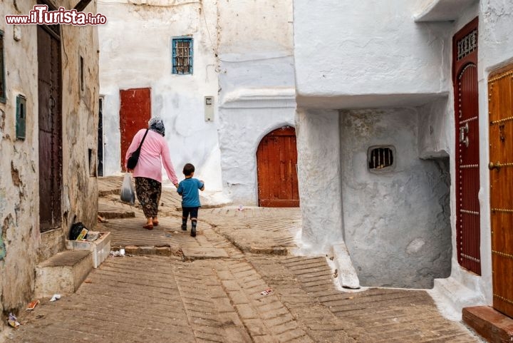 Immagine Strada nel centro storico del borgo di Tetouan in Marocco - © Boris Stroujko / Shutterstock.com