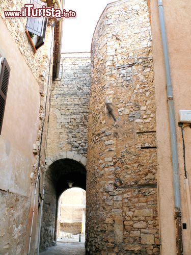 Immagine Per andare alla scoperta di questa piccola ma graziosa località che dista 32 chilometri da Cannes e 16 da Grasse si può iniziare da una passeggiata fra le vie del suo centro storico per poi proseguire con le deliziose piazzette all'ombra delle fronde degli alberi e i passaggi coperti fra un edificio e l'altro. Ci si potrà così immergere in un'atmosfera d'altri tempi respirando l'aria rinfrescata della Siagne - © Jacques MOSSOT - CC BY-SA 4.0 - Wikimedia Commons.