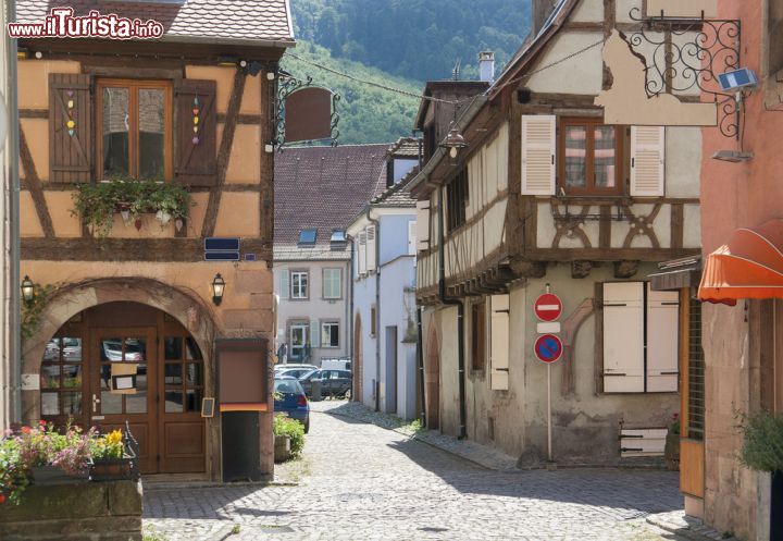 Immagine Una strada del centro di Kaysersberg (Alsazia). Le prime notizie certe dell'esistenza di questa località risalgono al 1227 - foto © PRILL / Shutterstock.com