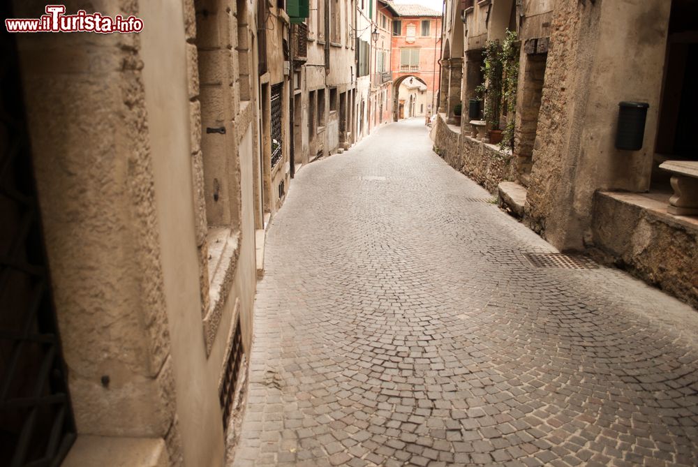 Immagine Una strada del centro storico di Asolo, cittadina di quasi 10.000 abitanti nella provincia di Treviso.