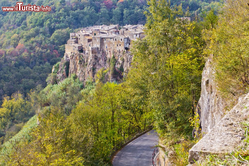 Immagine Strada che conduce al borgo di Calcata nel Lazio.