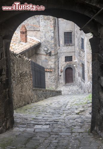 Immagine Strada del centro di Bolsena, Italia. Una graziosa viuzza dal pavimento in ciottoli attraversa il centro storico della città laziale - © Claudio Giovanni Colombo / Shutterstock.com