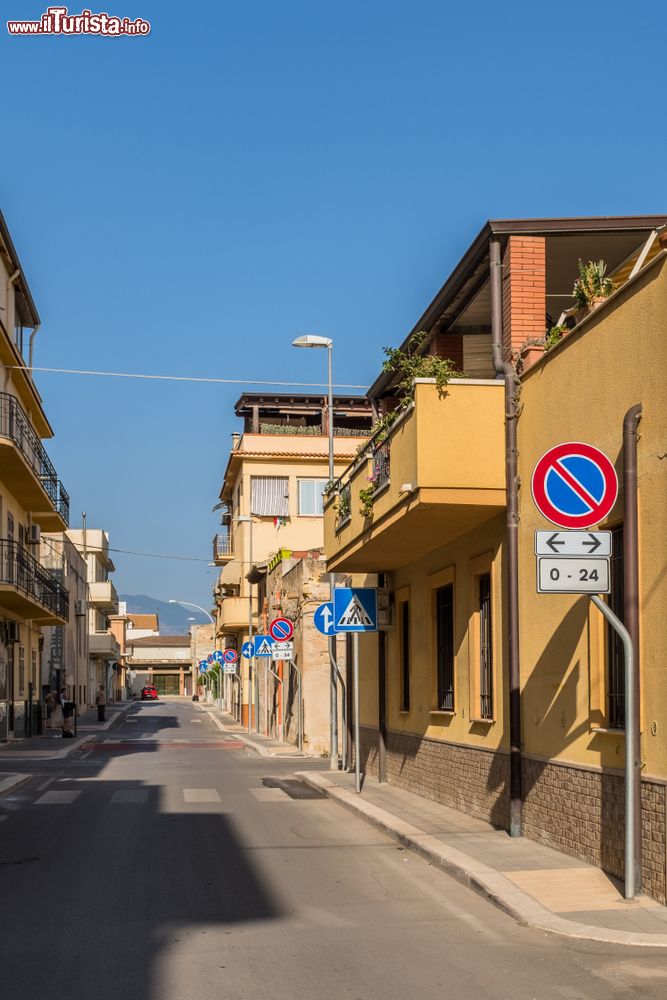 Immagine Strada del centro storico di Balestrate in Sicilia