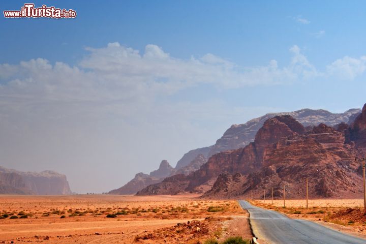Immagine Strada all'interno del parco del Wadi Rum, il deserto di Lawrence d'Arabia, il più esteso  della Giordania  - © Paul D Smith / Shutterstock.com