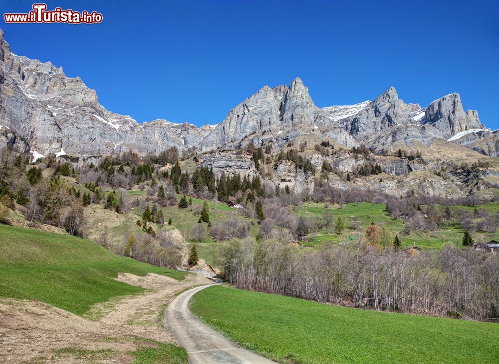 Immagine Una strada di campagna vicino al villaggio di Leukerbad all'inizio della primavera, Svizzera.