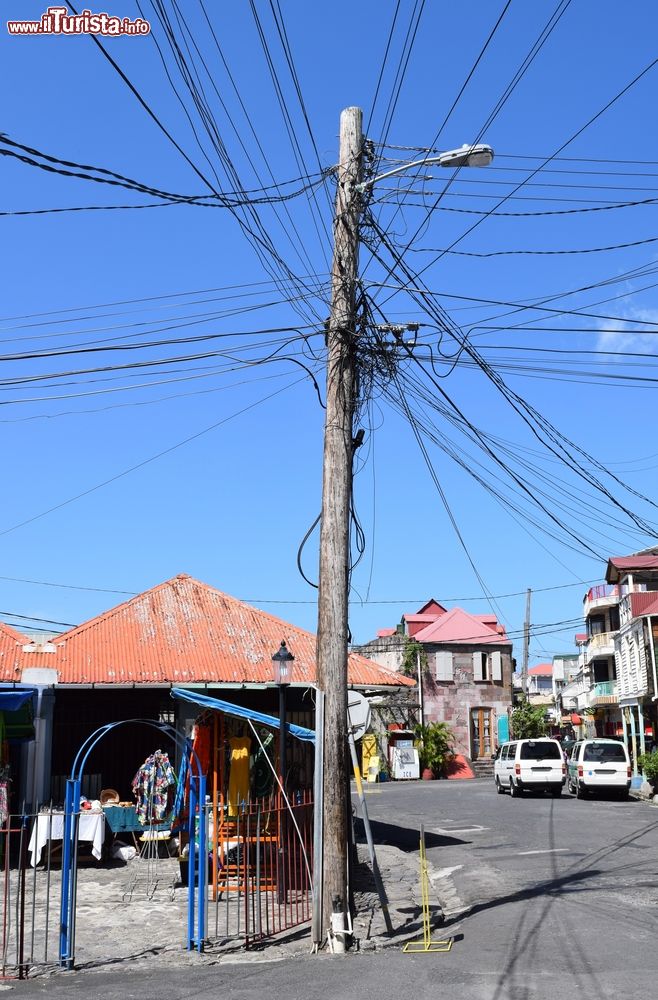 Immagine Una tipica strada di Roseau, isola di Dominica, Caraibi. Un caratteristico scorcio della capitale che conta circa 20 mila abitanti. In lingua creola delle Antille la città di chiama Wozo.