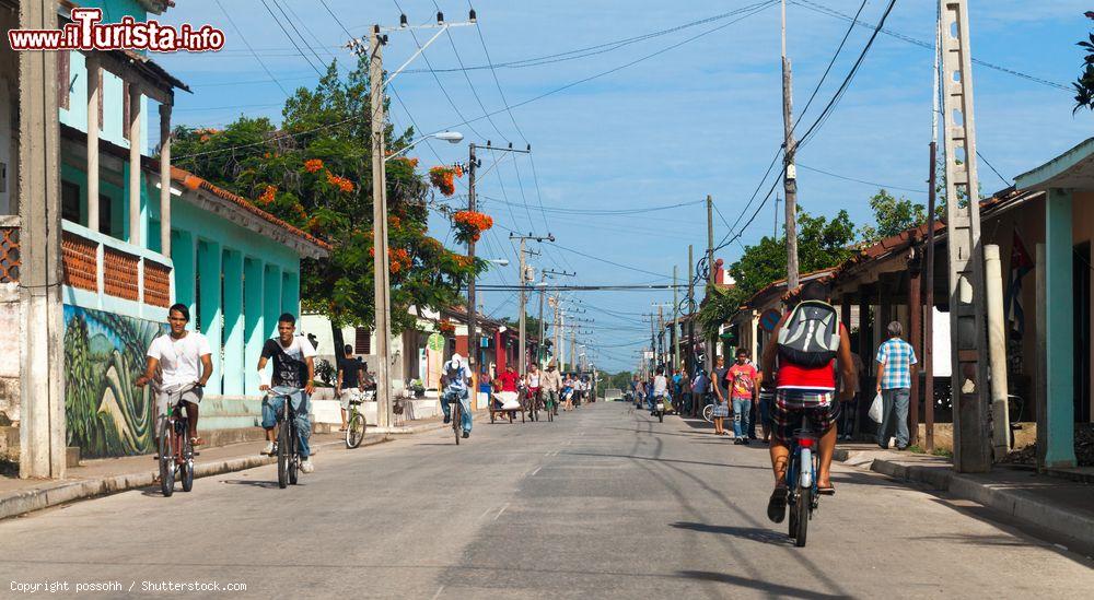 Immagine Una strada della città di Santa Clara (Cuba), sede della seconda università più importante del paese - foto © possohh / Shutterstock.com