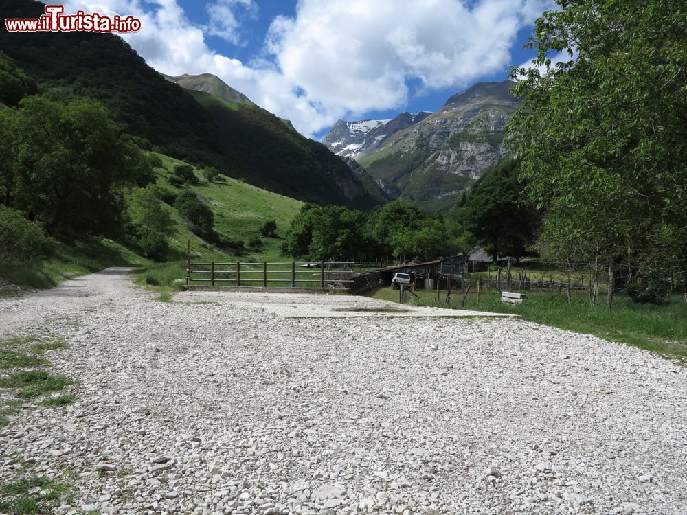 Immagine Strada ghiaiata nella vallata di Foce di Montemonaco, Marche.