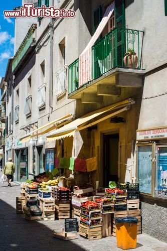 Immagine Strada nel centro di Cairo Montenotte in provincia di Savona - © Frank Gaertner / Shutterstock.com