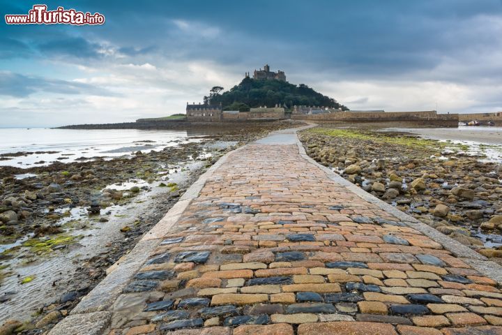 Immagine La strada pedonale verso Mont-Saint-Michel durante la bassa marea, Normandia, Francia. Dal 2014 una nuova passarella pedonale consente di raggiungere a piedi il santuario e il borgo - © Steven Van Verre / Shutterstock.com