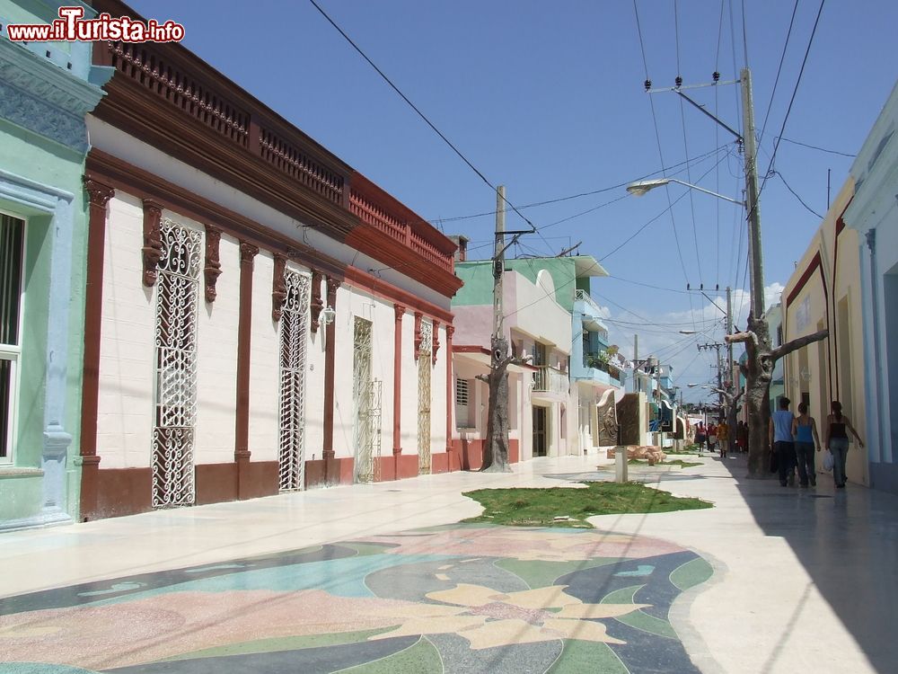 Immagine Strada pedonale nel centro di Bayamo, città di oltre 200.00 abitanti capoluogo della provincia di Granma, Cuba.