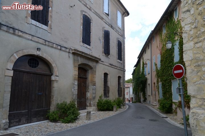 Immagine Strada nel centro storico di Pernes les Fontaines, il borgo della Provenza (Francia)