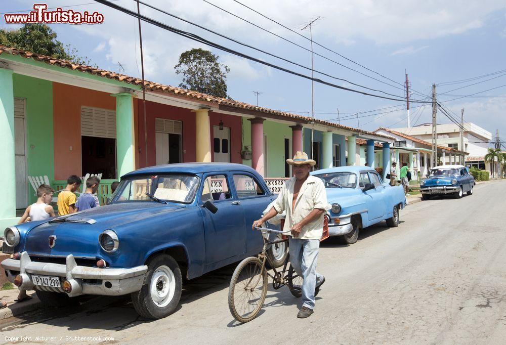 Immagine Una strada di Pinar del Rio (Cuba) con le tipiche auto nordamericane degli anni '50 parchegguiatedavanti ad alcune case coloniali - foto © akturer / Shutterstock.com