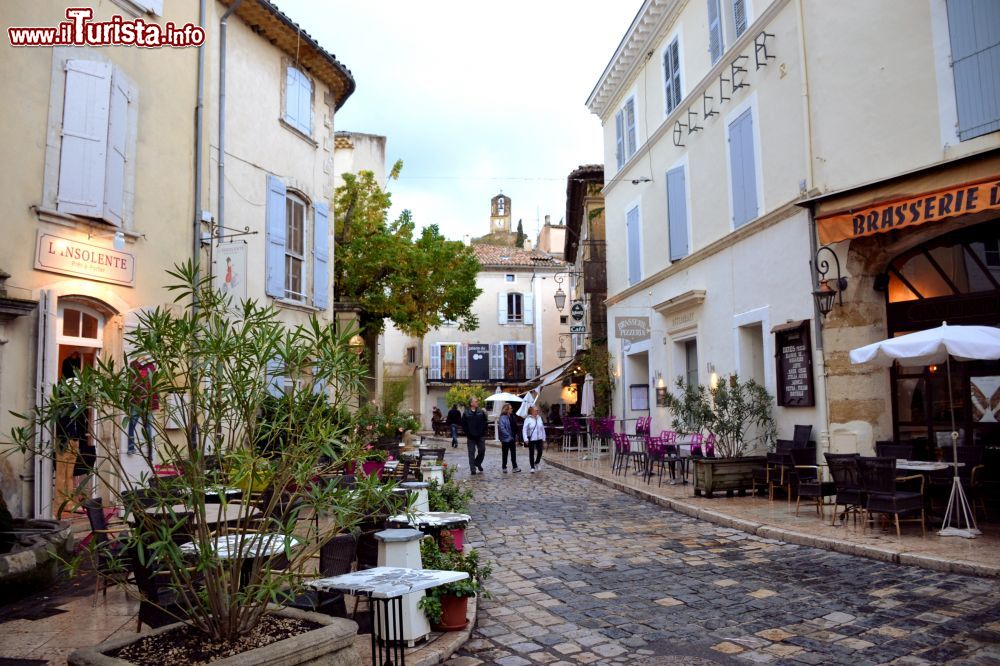 Immagine La strada principale del centro storico di Lourmarin (Vaucluse, Provenza-Alpi-Costa Azzurra), il villaggio alle pendici del Luberon.