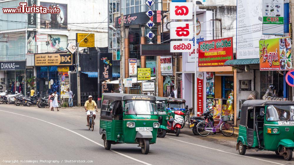 Immagine La strada principale nel centro di Negombo, dove si trovano molti negozi - © HildaWeges Photography / Shutterstock.com