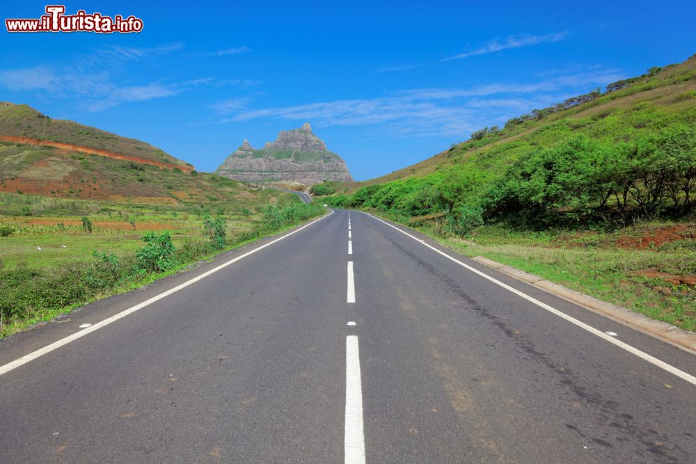 Immagine Una strada nell'entroterra dell'isola di São Nicolau a Capo Verde (Africa).