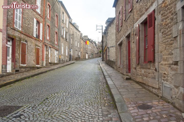 Immagine Una strada tipica del borgo di Dinan, Francia. La Rue du Jerzual collega il centro storico al porto sul fiume Rance - foto © Chanclos / Shutterstock.com