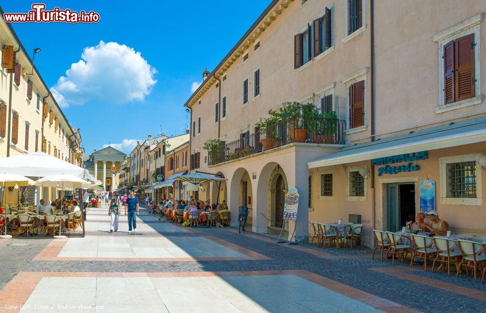 Immagine Strada turistica nel centro di Bardolino nel Veneto, costa est del Lago di Garda - © Gimas / Shutterstock.com
