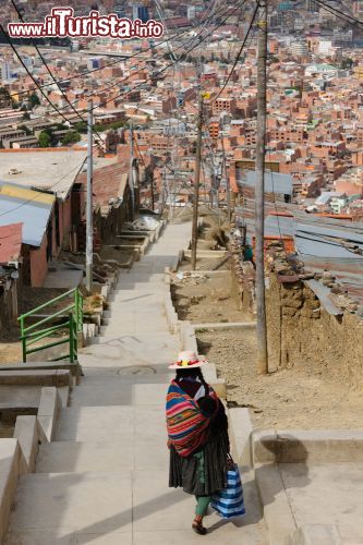 Immagine Strada verso il centro di La Paz, Bolivia. Gli edifici della capitale governativa della Bolivia si aggrappano ai lati del canyon. Sullo sfondo, le case della parte bassa di La Paz - © Rafal Cichawa / Shutterstock.com