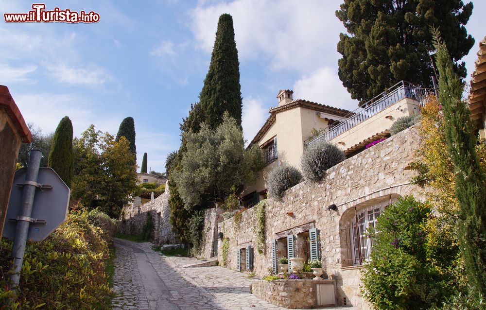 Immagine Una stradina acciottolata a Saint-Paul-de-Vence, Francia. Questo borgo è uno dei più pittoreschi a nord di Nizza.