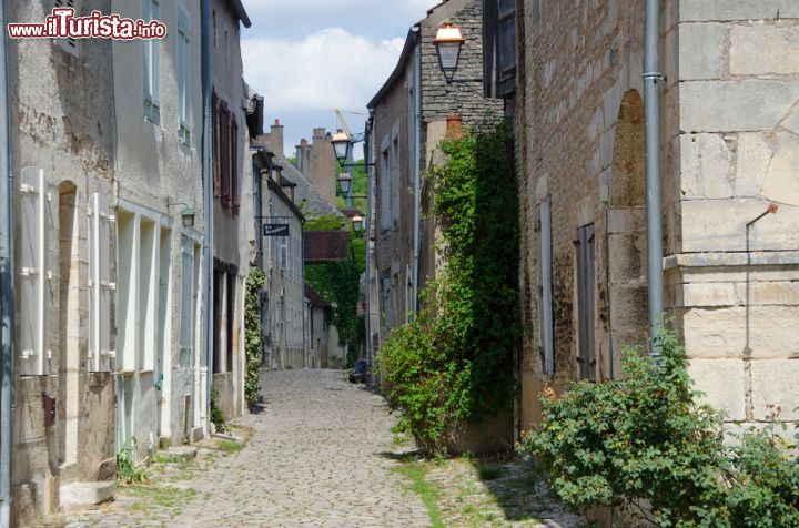 Immagine Stradina nel centro storico di Noyers sur Serein in Borgogna - © Michal Szymanski / Shutterstock.com