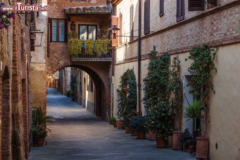 Immagine Una stradina del centro medievale di Buonconvento, Toscana, fotografata nel tardo pomeriggio.