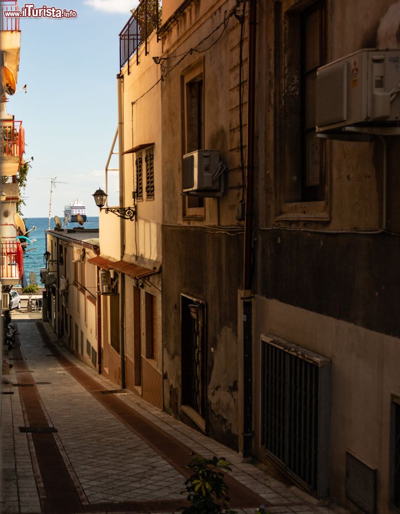 Immagine Una stradina del centro storico di Giardini Naxos, Sicilia. Siamo nella Sicilia orientale sul mar Ionio.