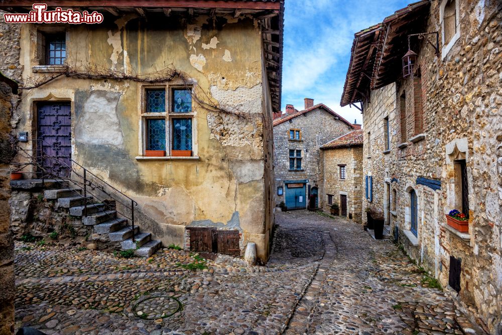 Immagine Stradina di ciottoli a Perouges, vecchia città fortificata nei pressi di Lione (Francia).