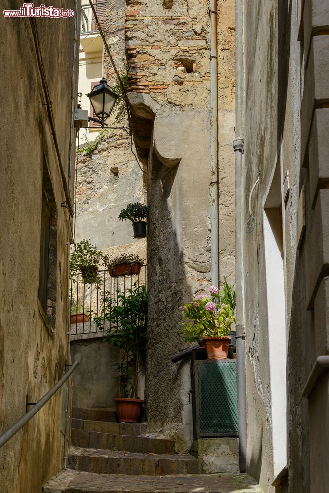 Immagine Una stradina nel centro storico di Altomonte in una giornata estiva, Cosenza, Calabria.