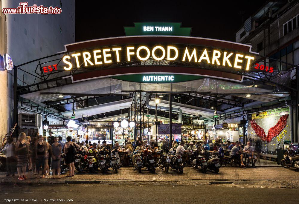Immagine Turisti assaggiano lo street food di Saigon presso il Ben Thanh Market a Ho Chi Minh City, Vietnam - © AsiaTravel / Shutterstock.com