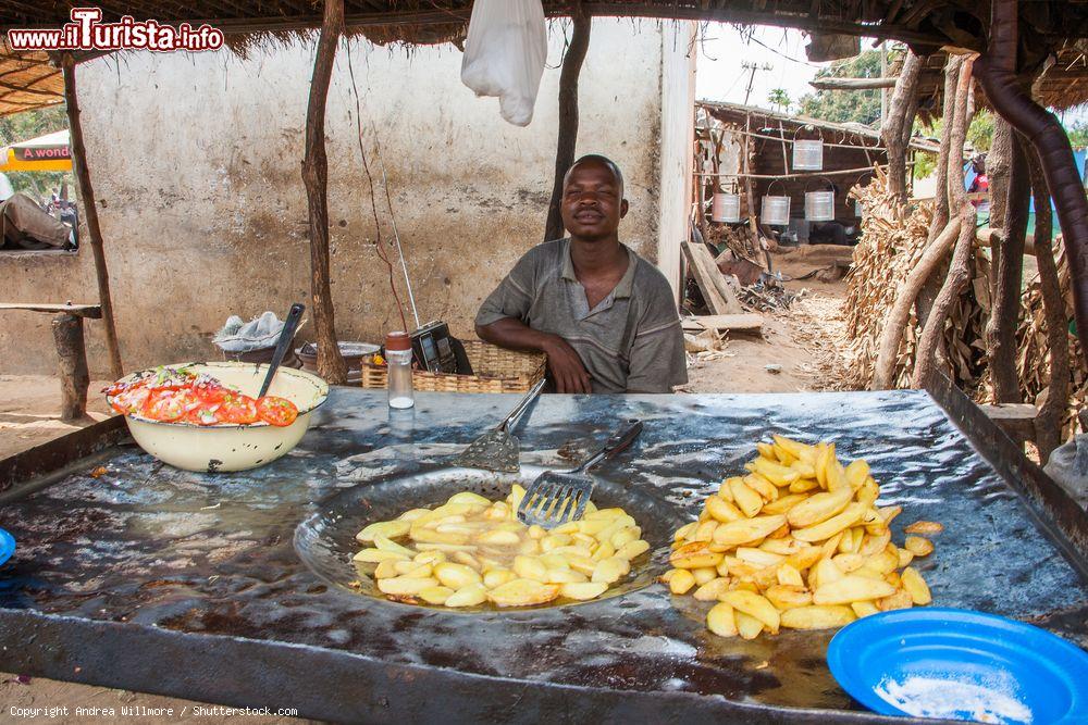 Immagine Street food in una viuzza di Lilongwe, capitale del Malawi. Un venditore di patate e pomodori - © Andrea Willmore / Shutterstock.com