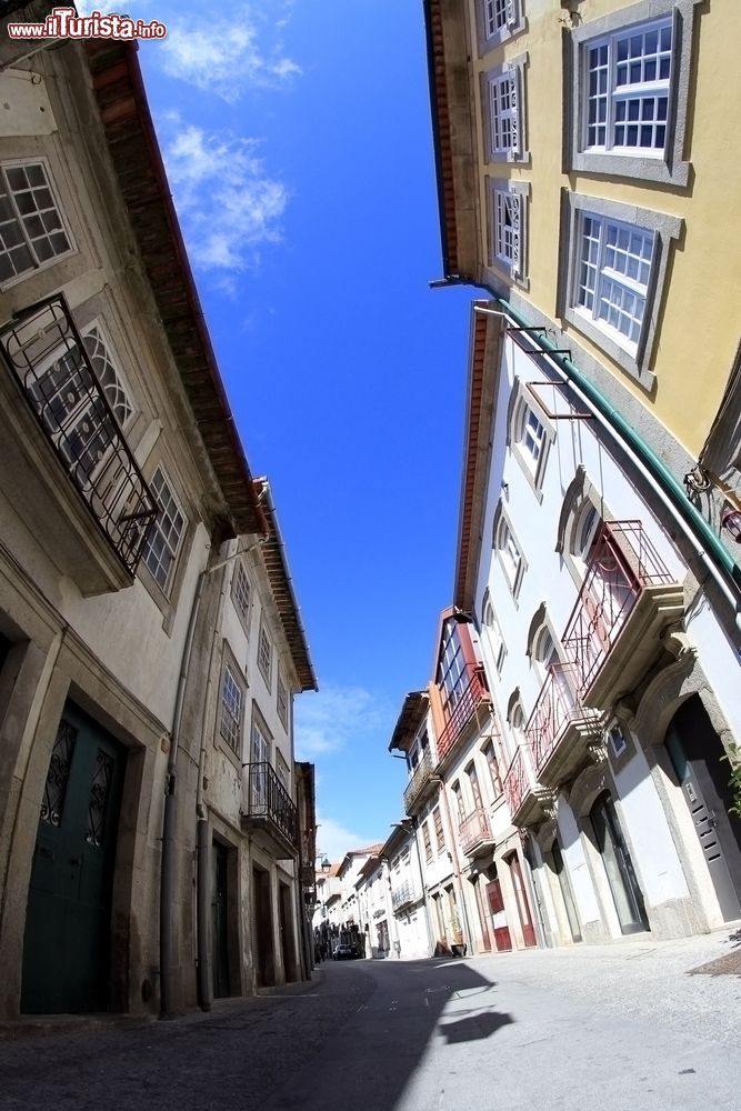 Immagine Street view a Viana do Castelo, Portogallo. Il centro storico di questa località è ricco di monumenti e ambienti ben conservati.