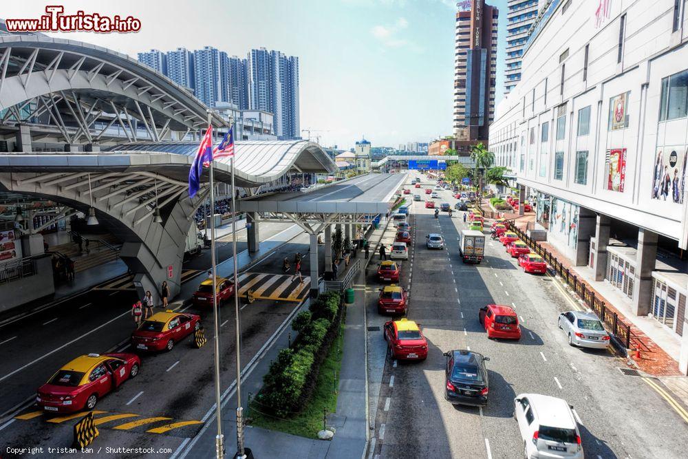 Immagine Street view dall'alto di Johor Bahru City in Malesia con taxi e grattacieli sullo sfondo - © tristan tan / Shutterstock.com