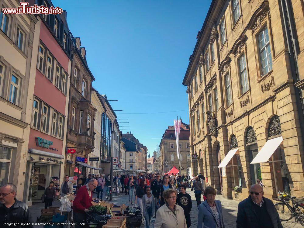 Immagine Street view del centro di Bamberga, Germania, con case colorate e gente a passeggio nell'area pedonale - © Apple Kullathida / Shutterstock.com