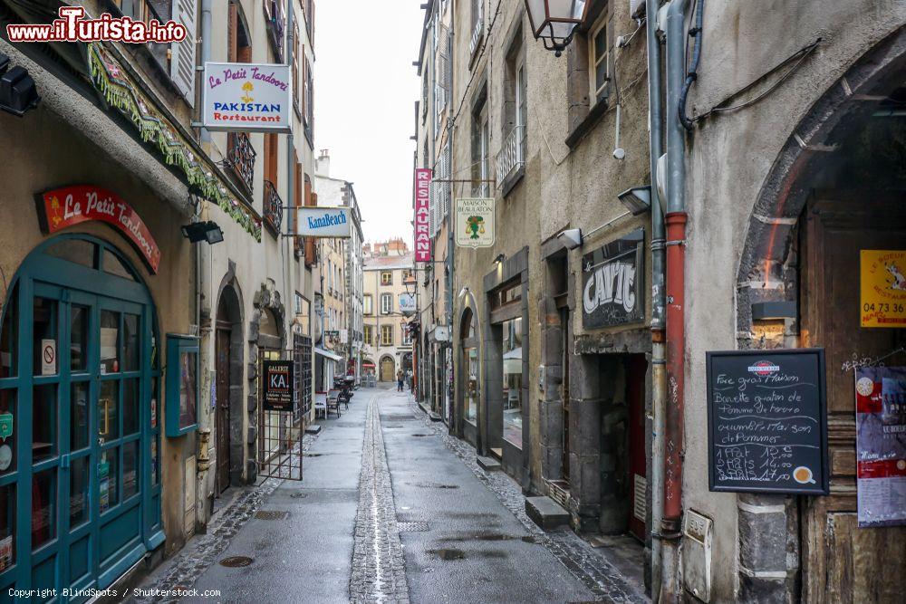 Immagine Street view del centro di Clermont-Ferrand, Auvergne, Francia, con i negozi e ristoranti in una giornata di pioggia - © BlindSpots / Shutterstock.com