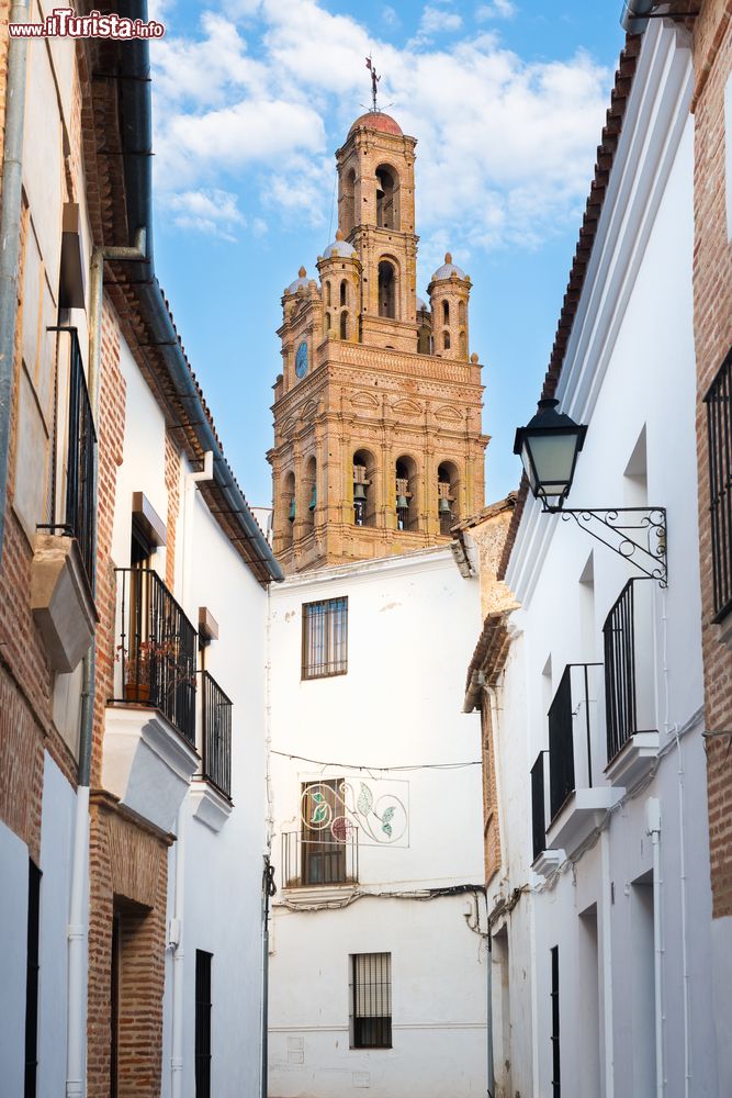 Immagine Street view del centro di Llerena con uno scorcio della chiesa di Nostra Signora della Granada, Estremadura, Spagna.